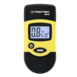 Trotec BM12 fugtmåler med gult og sort design, viser 0,8% og 20°C, med to knapper nedenfor skærmen.
