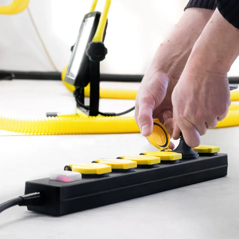 Stikkontaktliste med selvlukkende beskyttelsesdæksel pvp6 157185 1675408975