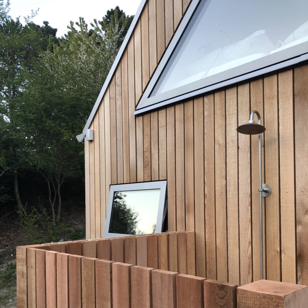Frostline eqi væghængt udendørsbruser 15 mm 150-350 mm. Rustfri mat glasblæst